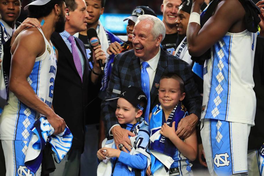 Roy Williams, head coach di Noth Carolina, con i suoi nipotini 